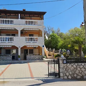 Nef Pinezići